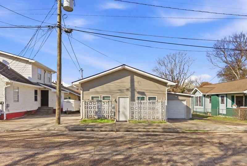 109 N Cruze St - Photo 2 of 10