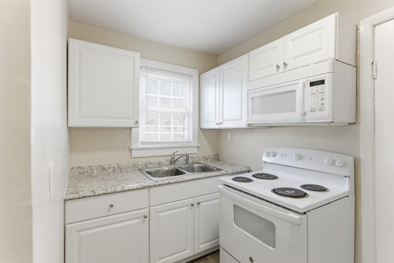 109 N Cruze St - Photo 4 of 10