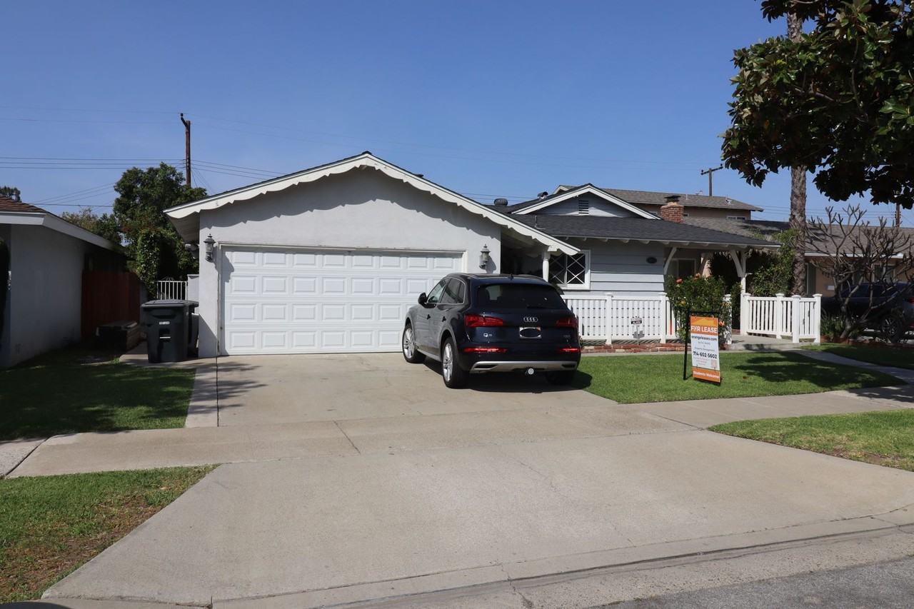 864 N California St - Photo 3 of 19