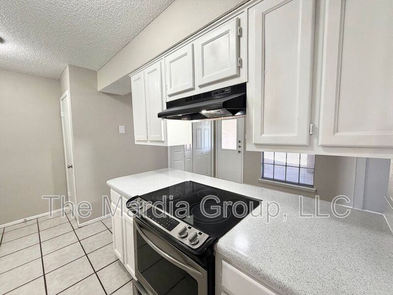 3813 William St - Photo 3 of 10