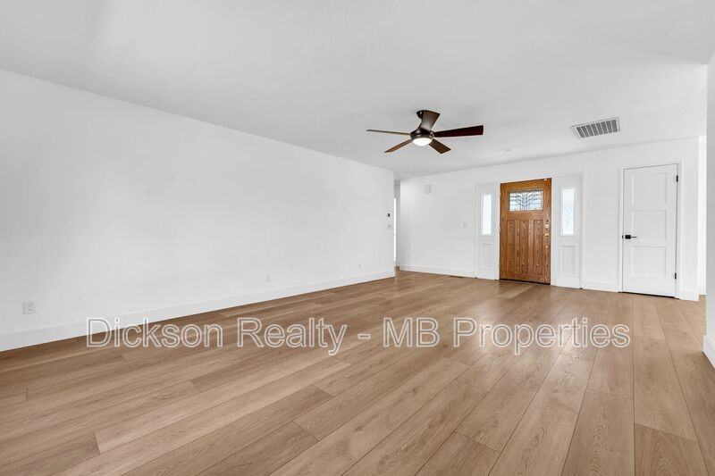 7245 Pembroke Dr - Photo 6 of 30