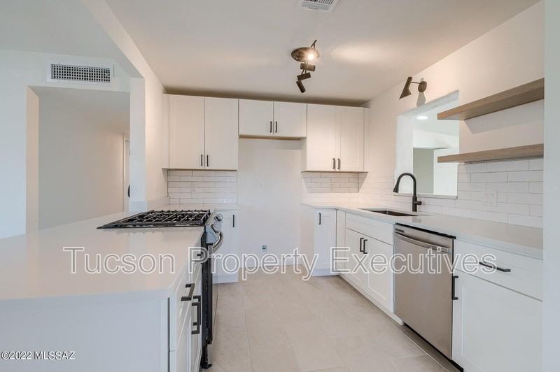 2901 E Seneca St - Photo 2 of 23