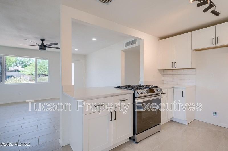 2901 E Seneca St - Photo 3 of 23