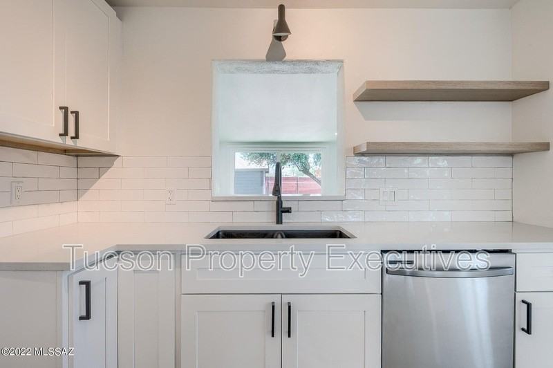 2901 E Seneca St - Photo 4 of 23