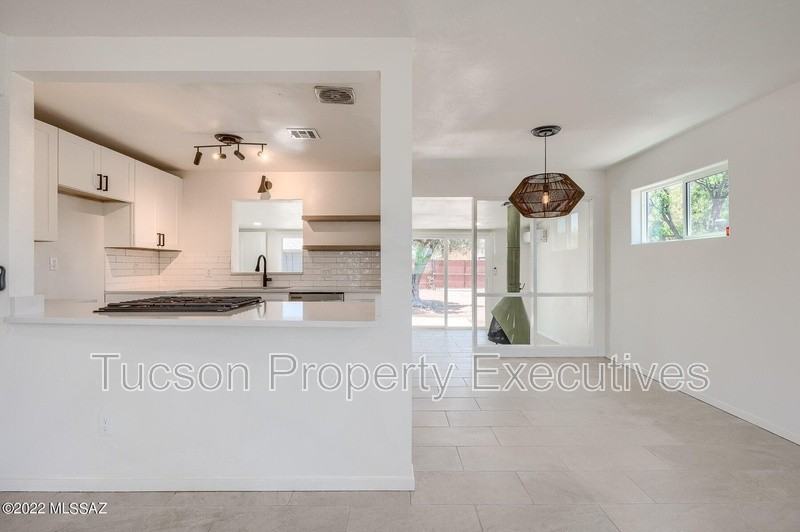 2901 E Seneca St - Photo 6 of 23