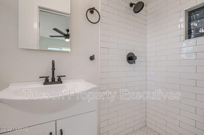 2901 E Seneca St - Photo 7 of 23