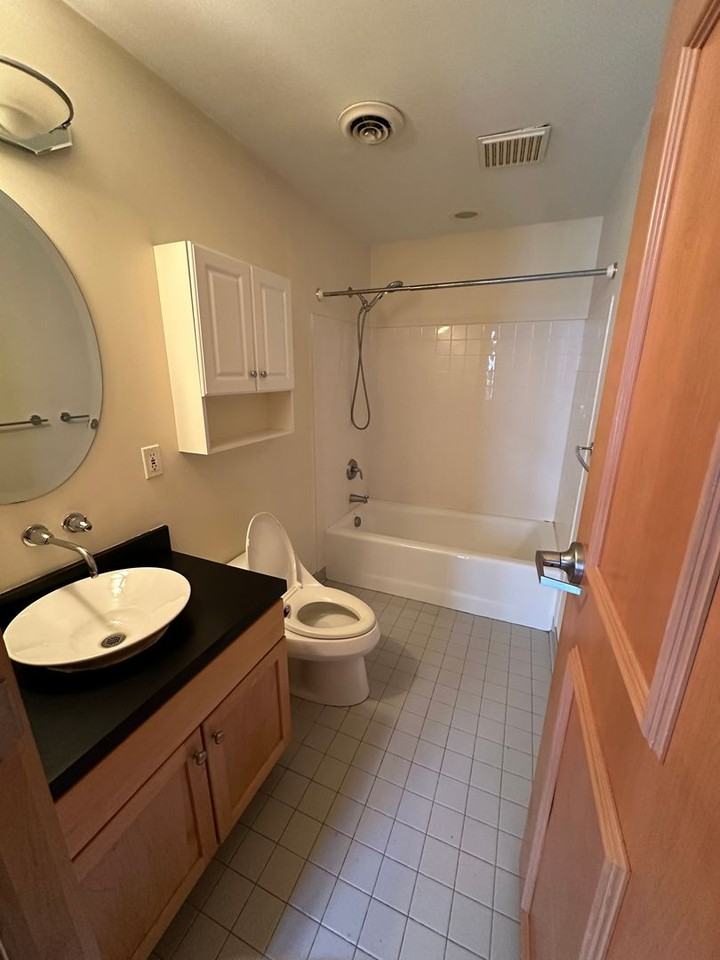 115 1/2 S Washington Sq - Photo 3 of 5