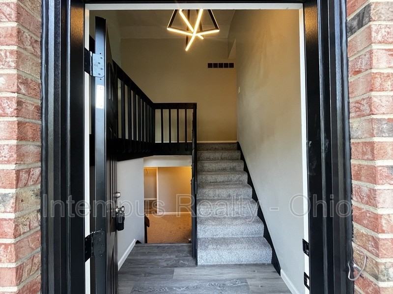 2600 Saybrook Dr - Photo 4 of 35