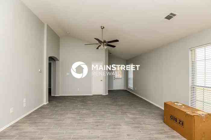 1104 Maplewood Ln - Photo 5 of 16