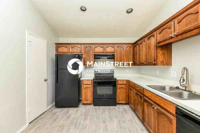 1104 Maplewood Ln - Photo 6 of 16