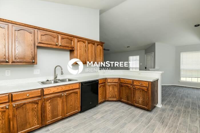 1104 Maplewood Ln - Photo 7 of 16