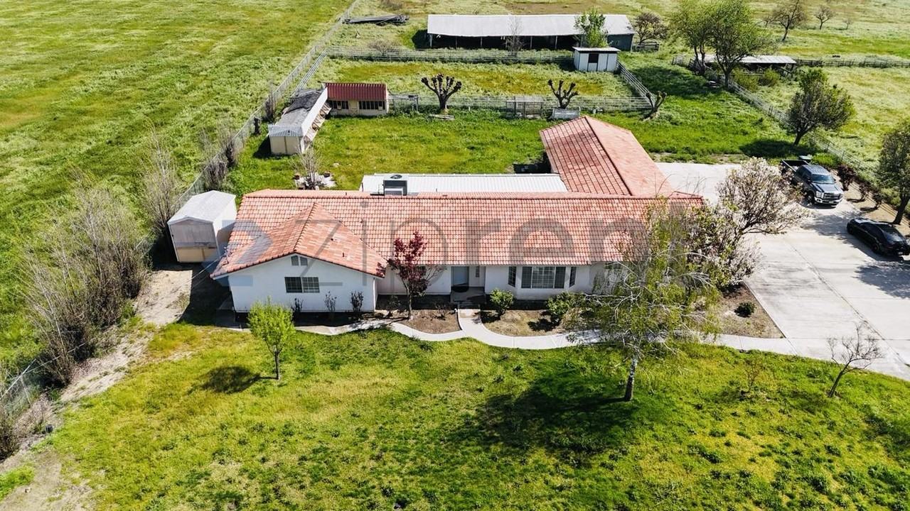 8730 S East Ave - Photo 2 of 24