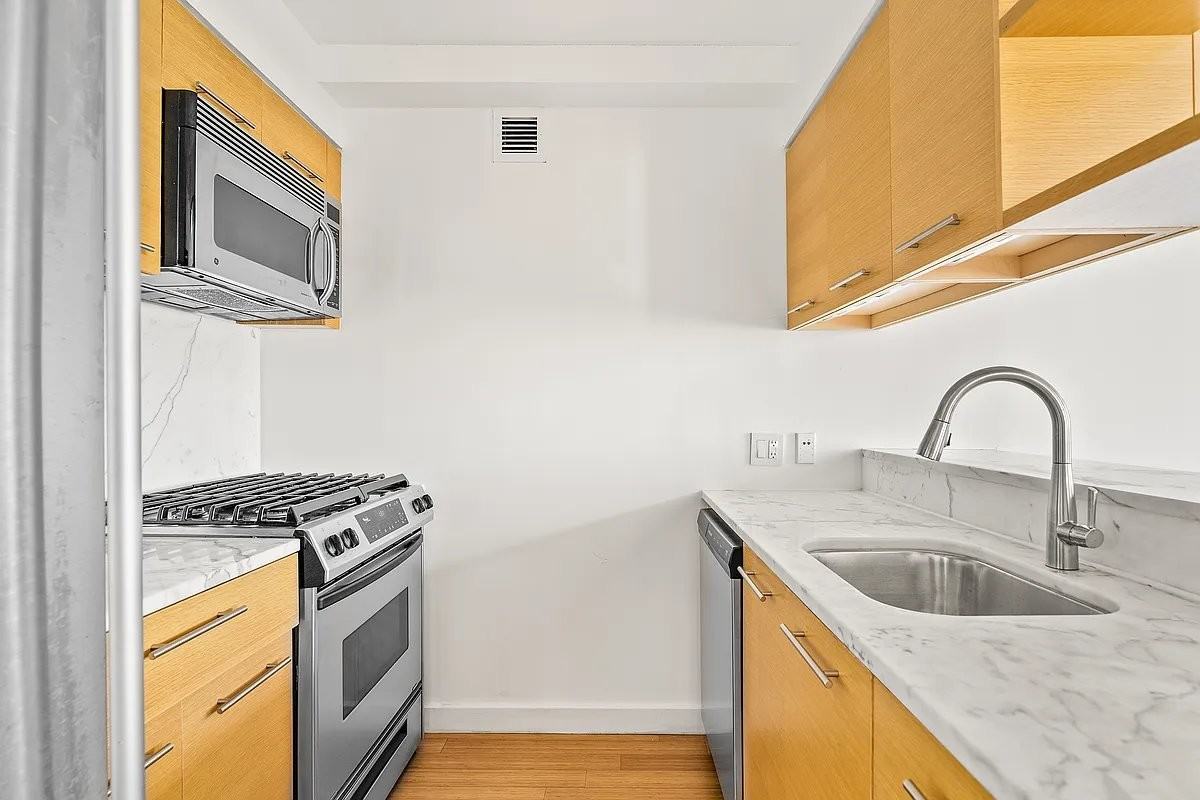 W 39th St #23H - Photo 6 of 9