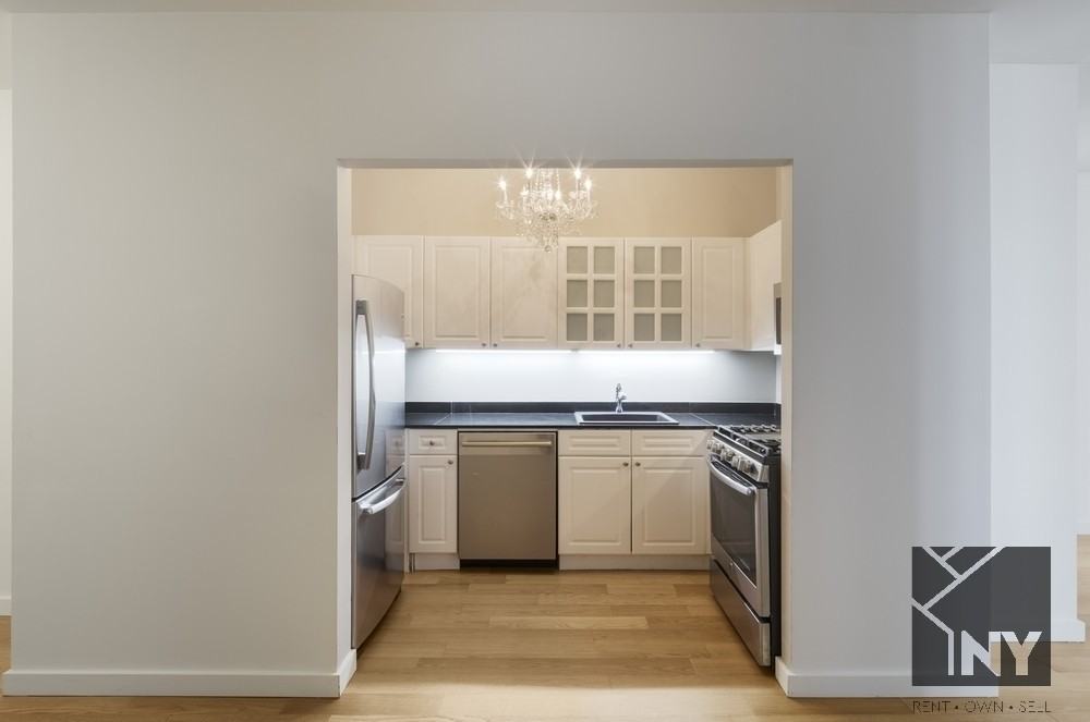 Rector Pl #15V - Photo 2 of 15