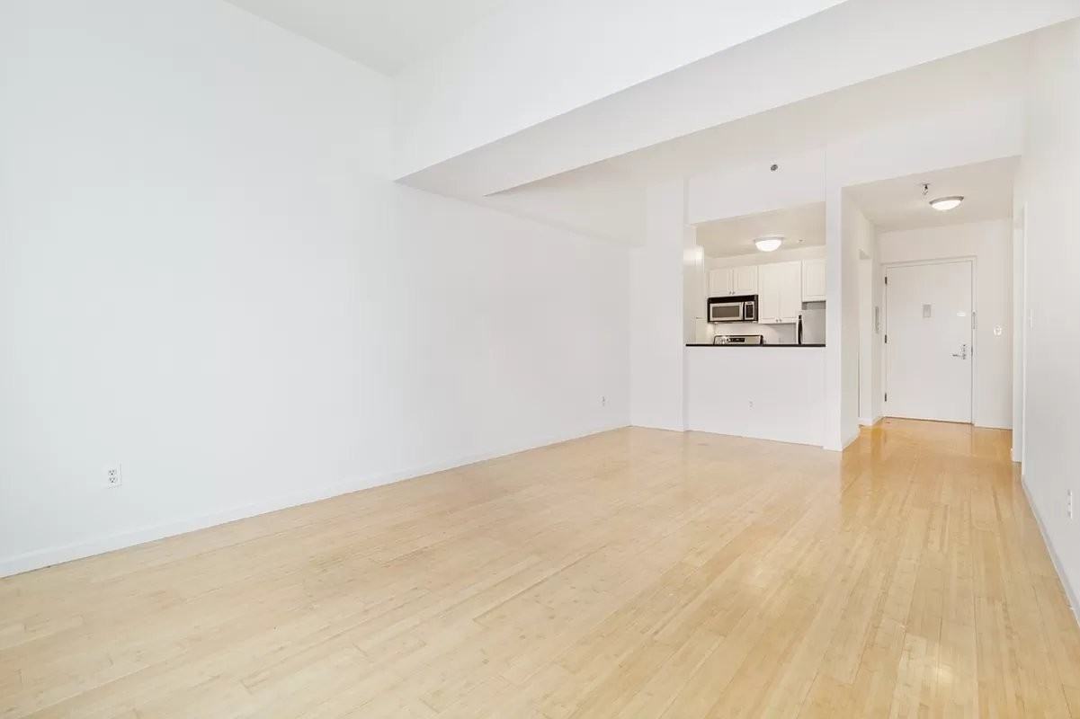 E 104th St #305 - Photo 3 of 8