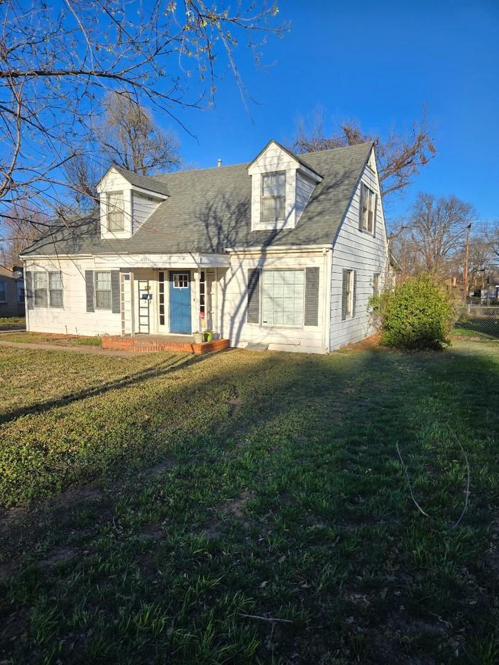 405 N 11th St - Photo 2 of 8