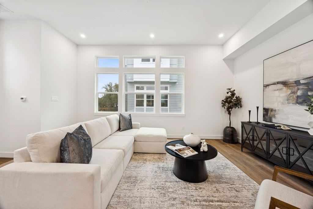 1715 Mary St - Photo 4 of 20