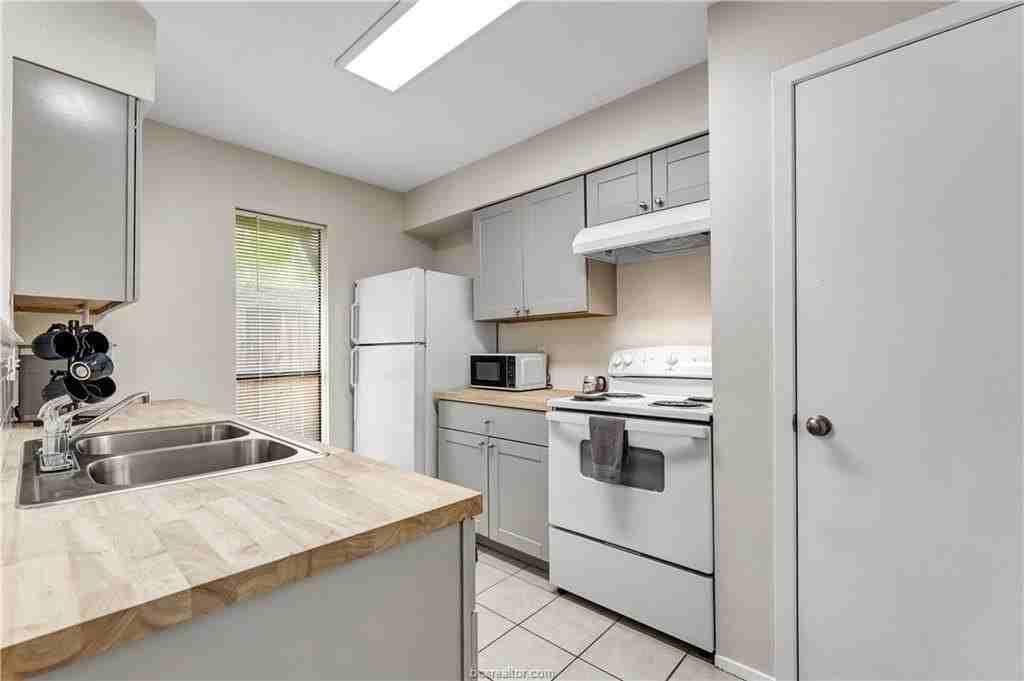 1520 Hawk Tree Dr #A - Photo 7 of 15