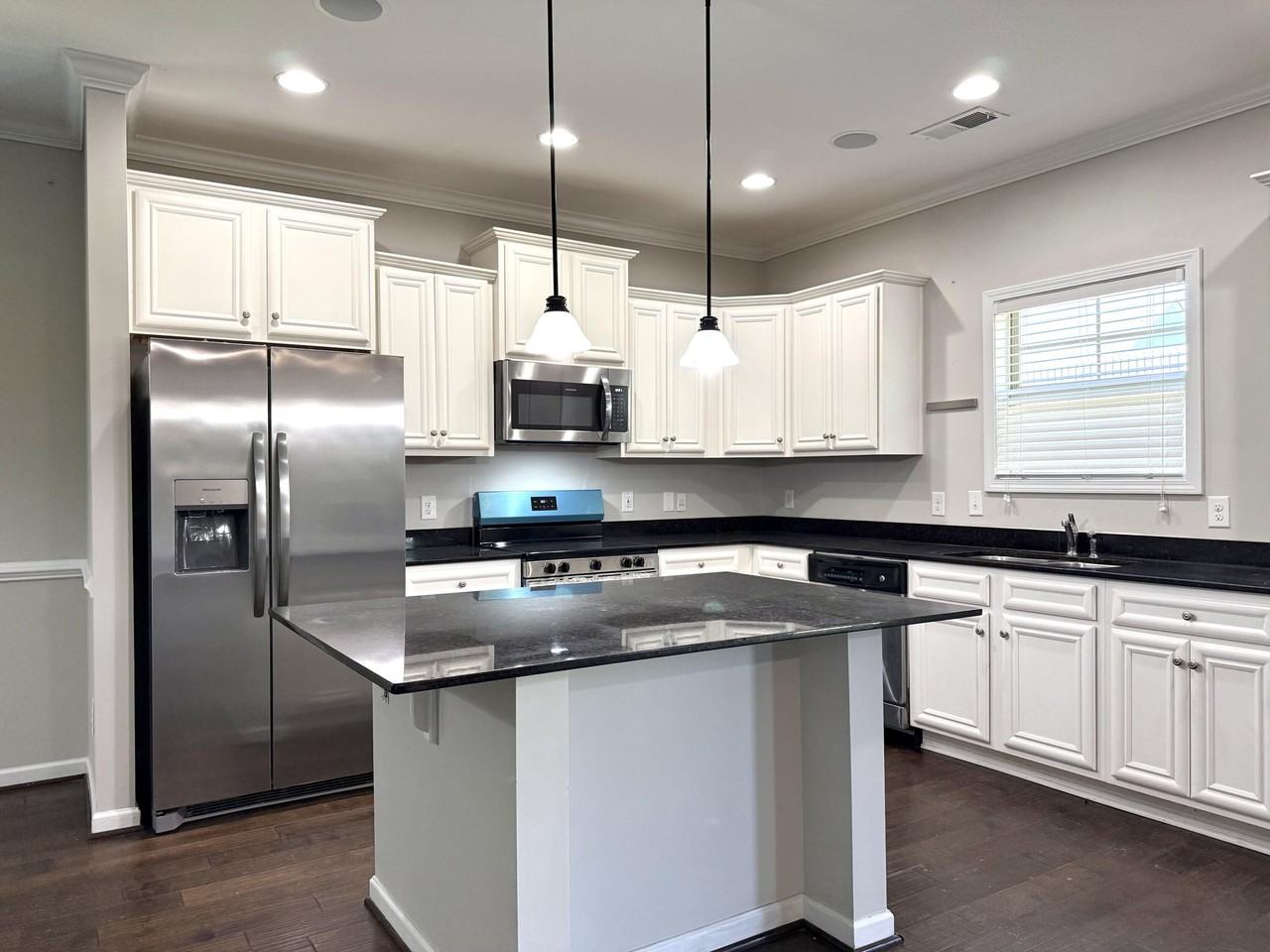 208 Tulip Dr - Photo 2 of 17