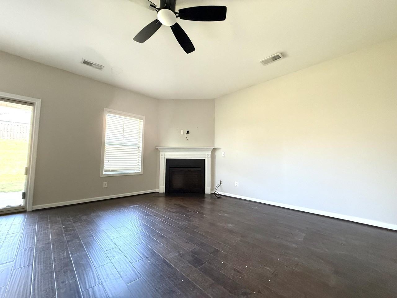 208 Tulip Dr - Photo 4 of 17