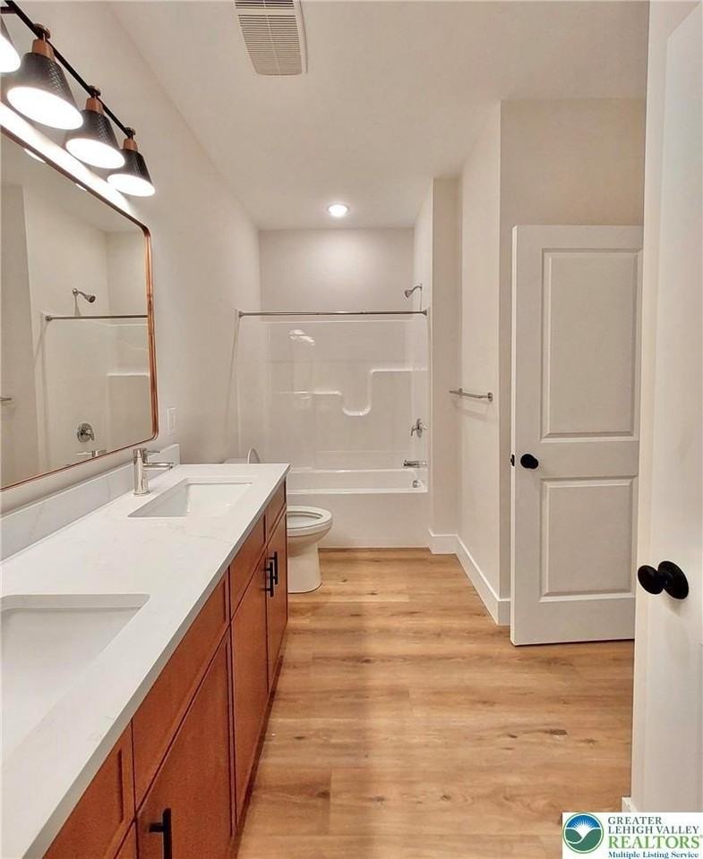 635 Line St Unit A - Photo 5 of 10