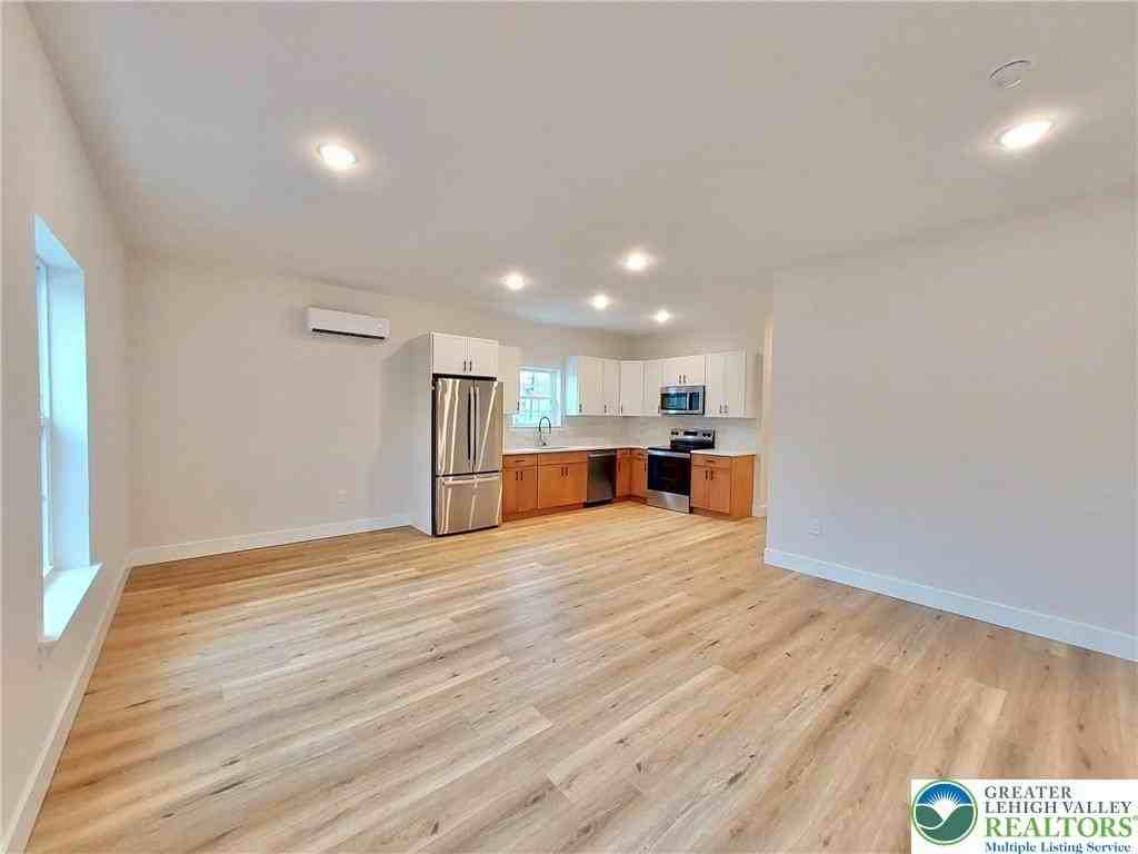 635 Line St Unit B - Photo 3 of 9