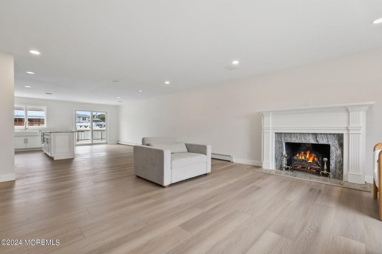 1419 Joseph St - Photo 2 of 27