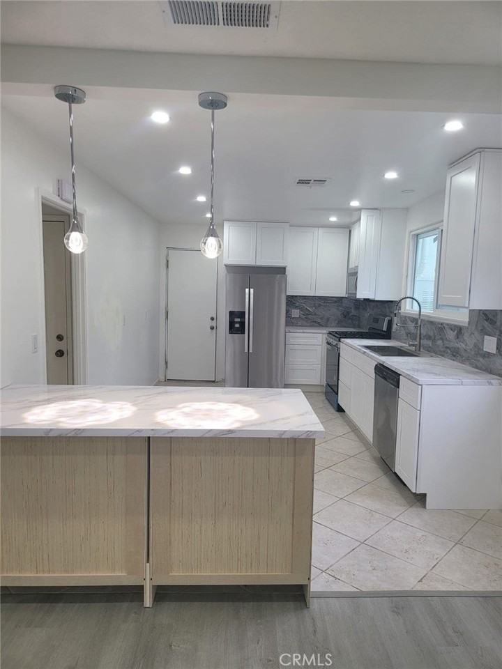 6424 Franrivers Ave - Photo 3 of 19