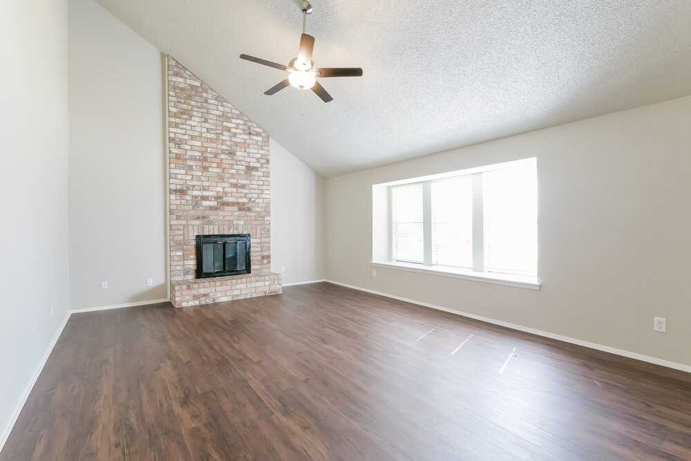 25302 Hollybush Ln - Photo 4 of 17