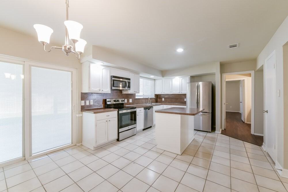 25302 Hollybush Ln - Photo 7 of 17