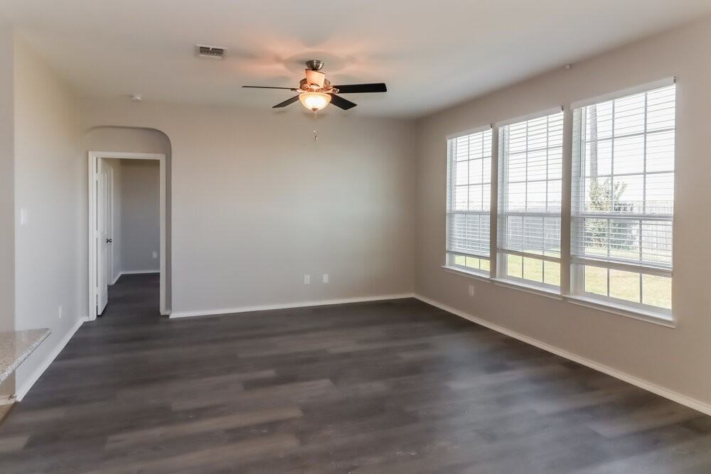 124 Carrington St - Photo 3 of 16