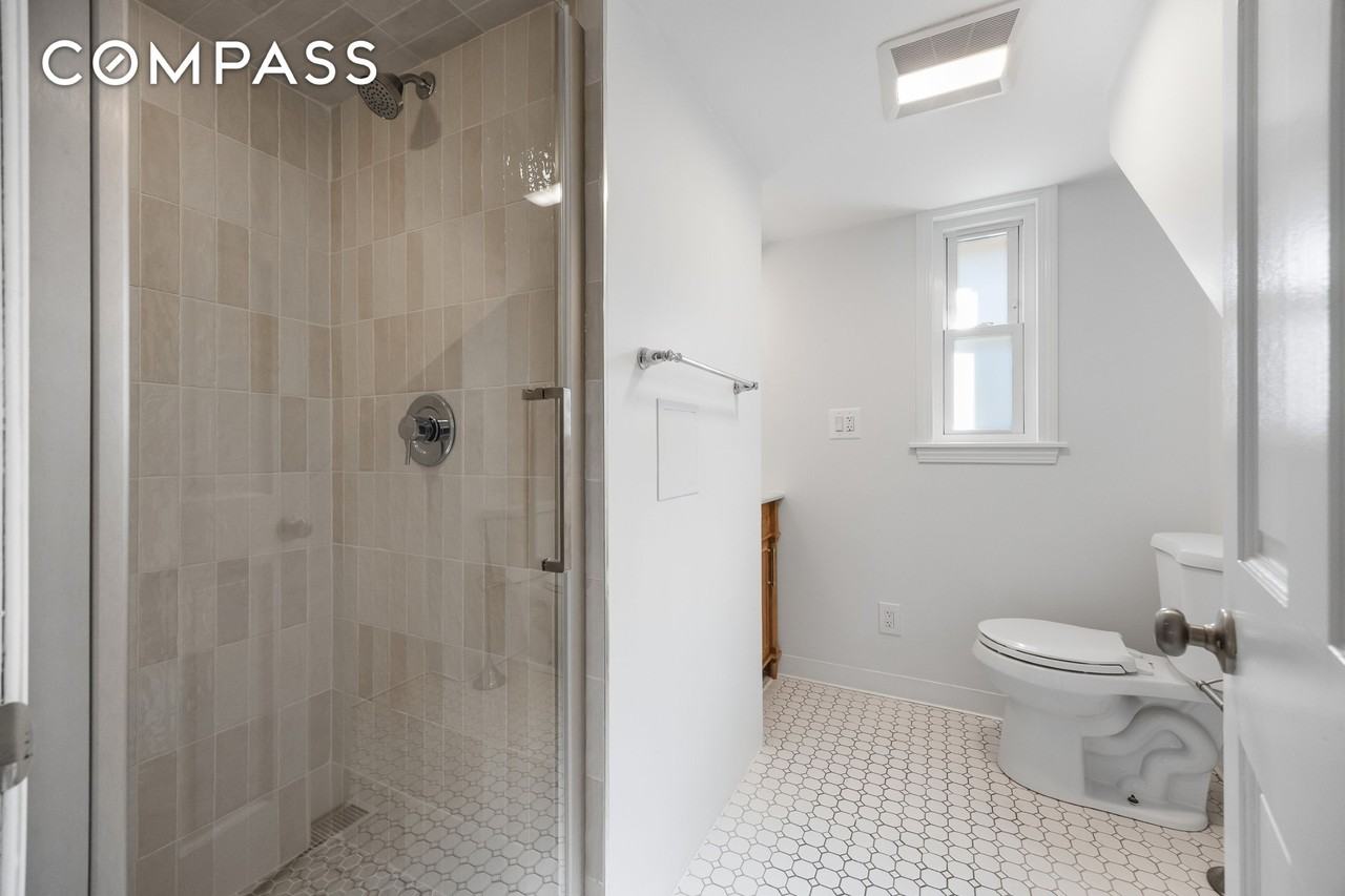 137 Bedford Ave - Photo 7 of 13