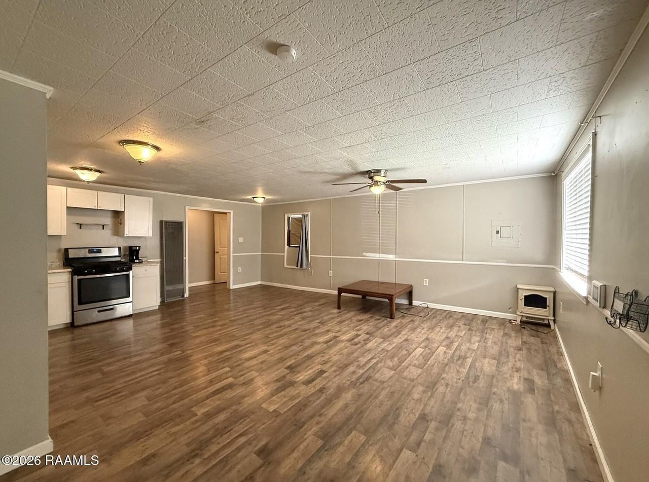 209 Camp St - Photo 3 of 13