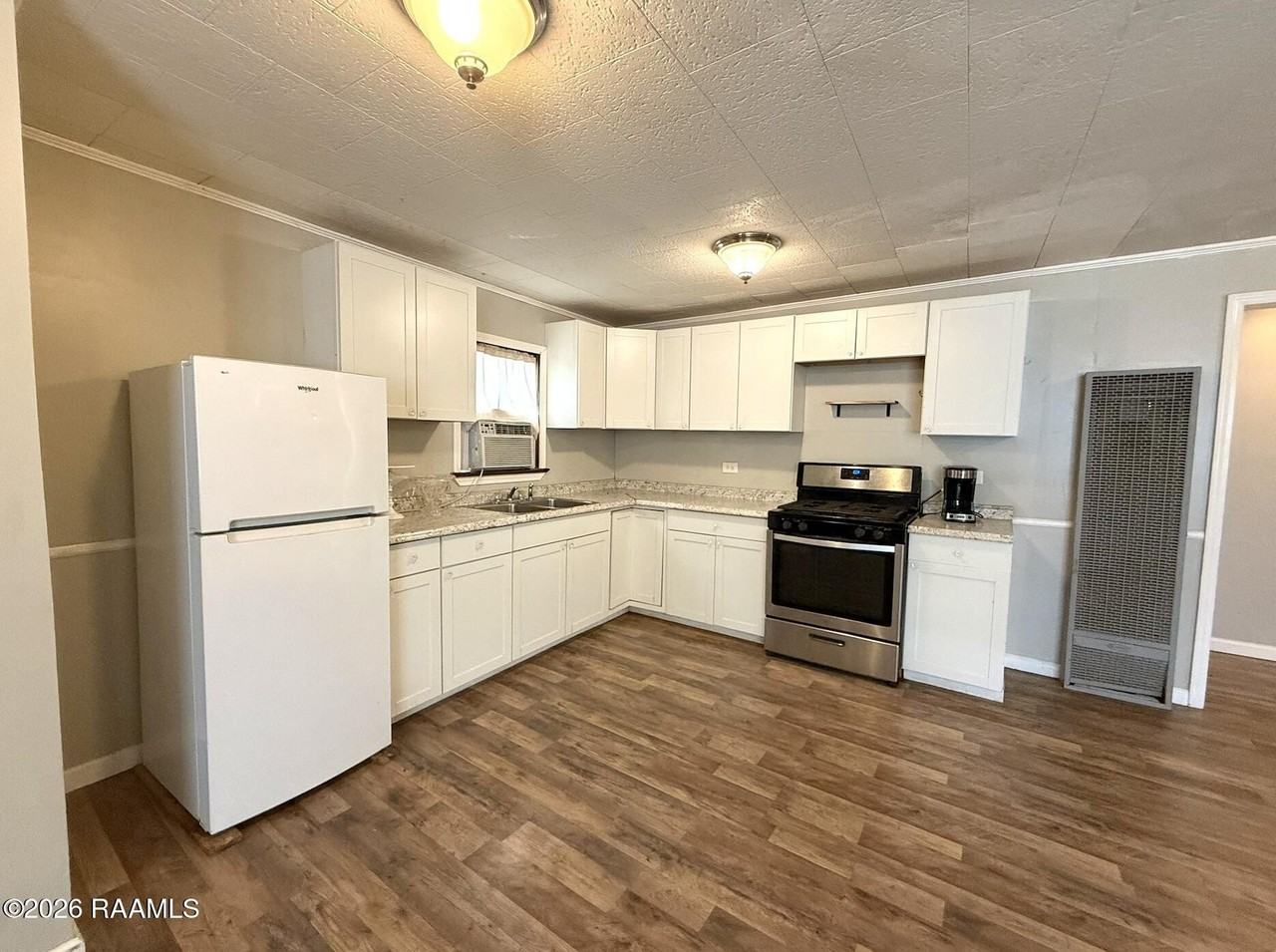 209 Camp St - Photo 4 of 13