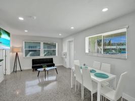 featured image of 906 N Riverside Dr
