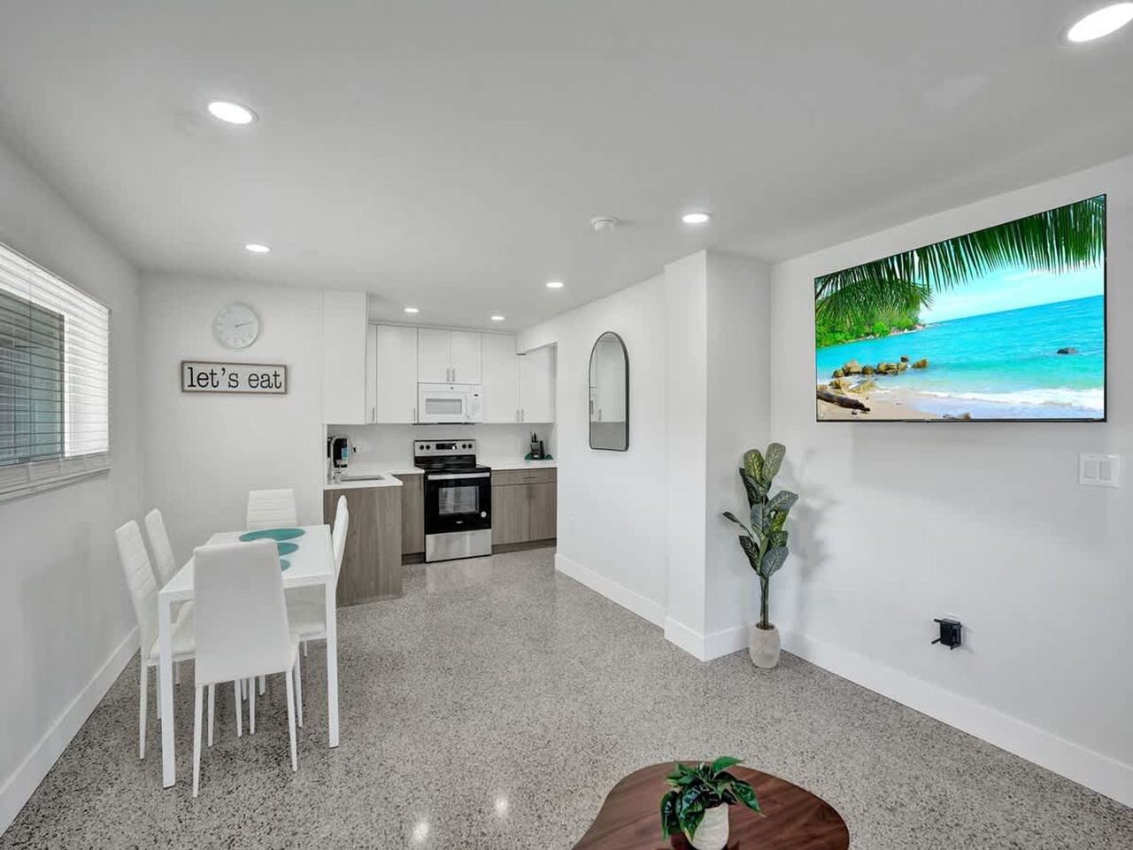 906 North Riverside Drive - Photo 3 of 37