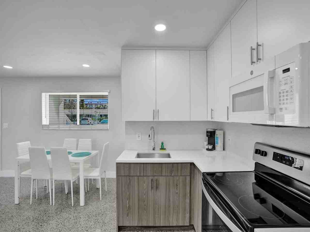 906 North Riverside Drive - Photo 6 of 37