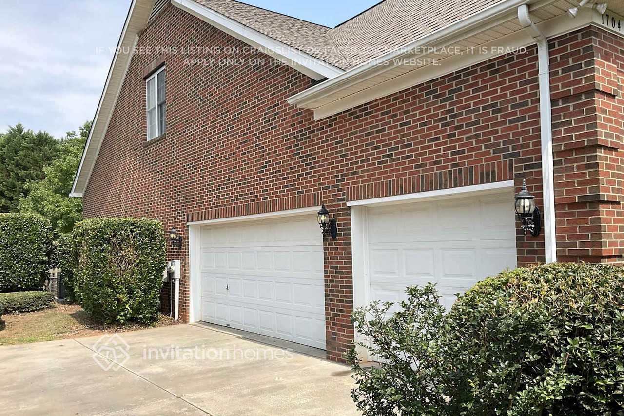 1704 Crestgate Dr - Photo 3 of 22