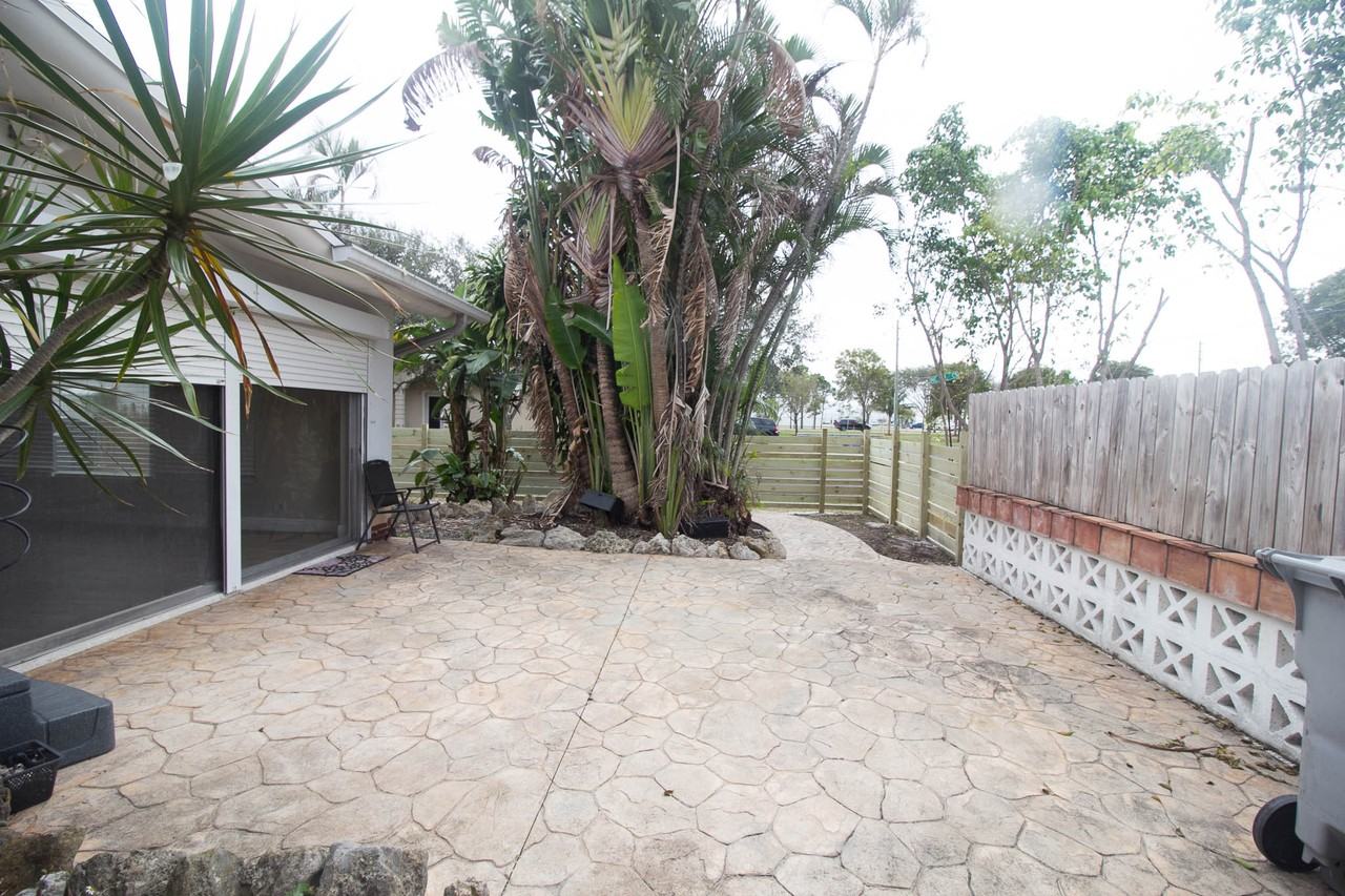 909 Northeast 12th Avenue #A - Photo 6 of 27