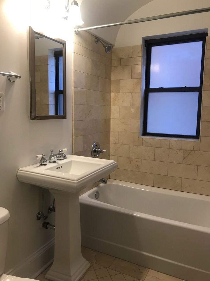 W Fullerton Ave & N Clark St - Photo 5 of 12