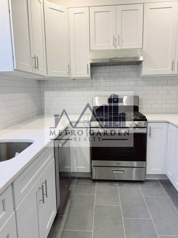 68-11 Dartmouth Street - Photo 3 of 21