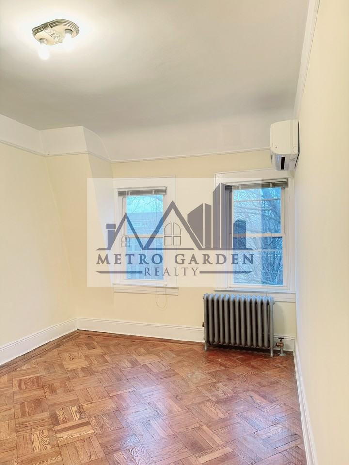 68-11 Dartmouth Street - Photo 6 of 21