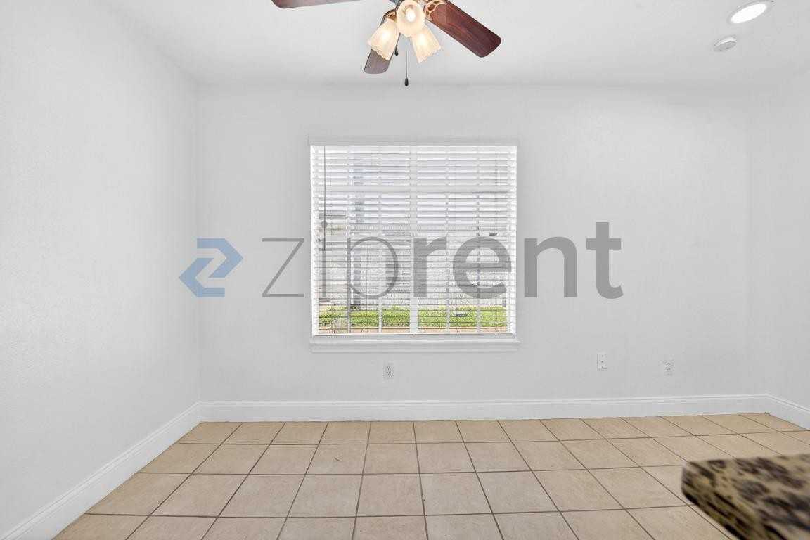 4626 San Jacinto St #C - Photo 5 of 34