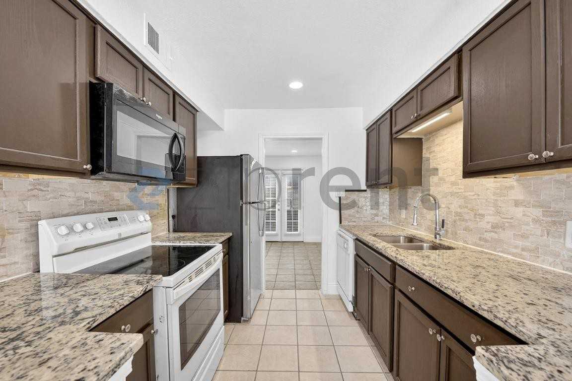 4626 San Jacinto St #C - Photo 6 of 34