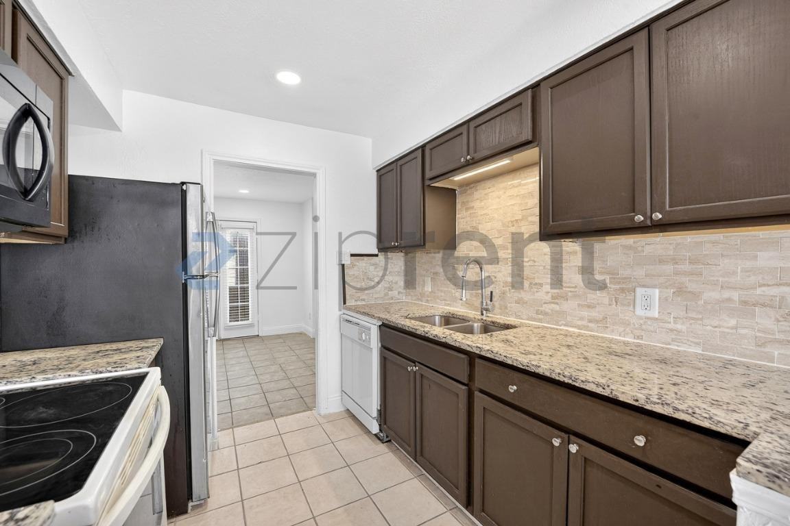 4626 San Jacinto St #C - Photo 7 of 34