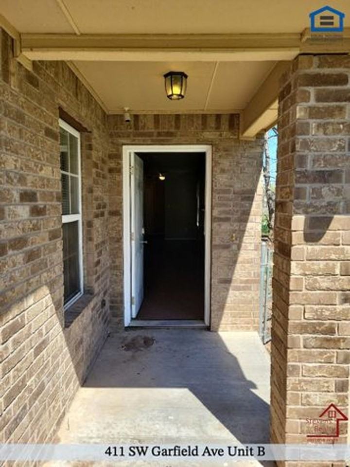 411 Sw Garfield Ave #B - Photo 3 of 17