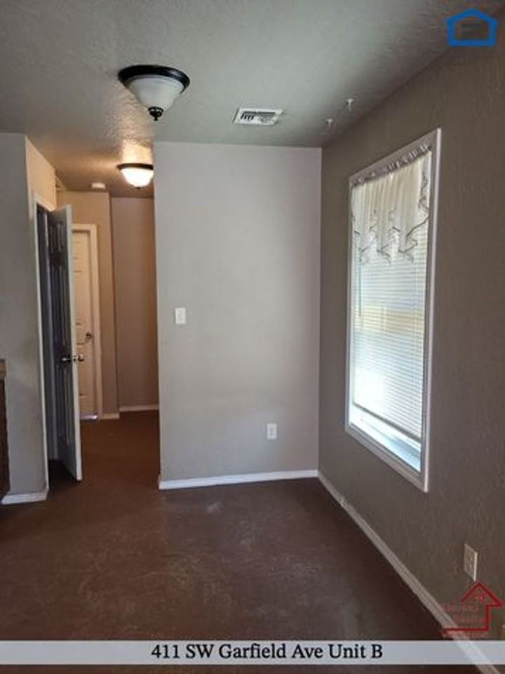 411 Sw Garfield Ave #B - Photo 4 of 17