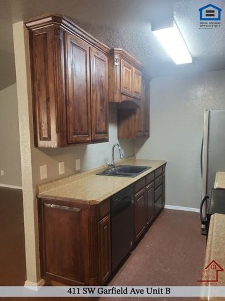 411 Sw Garfield Ave #B - Photo 7 of 17