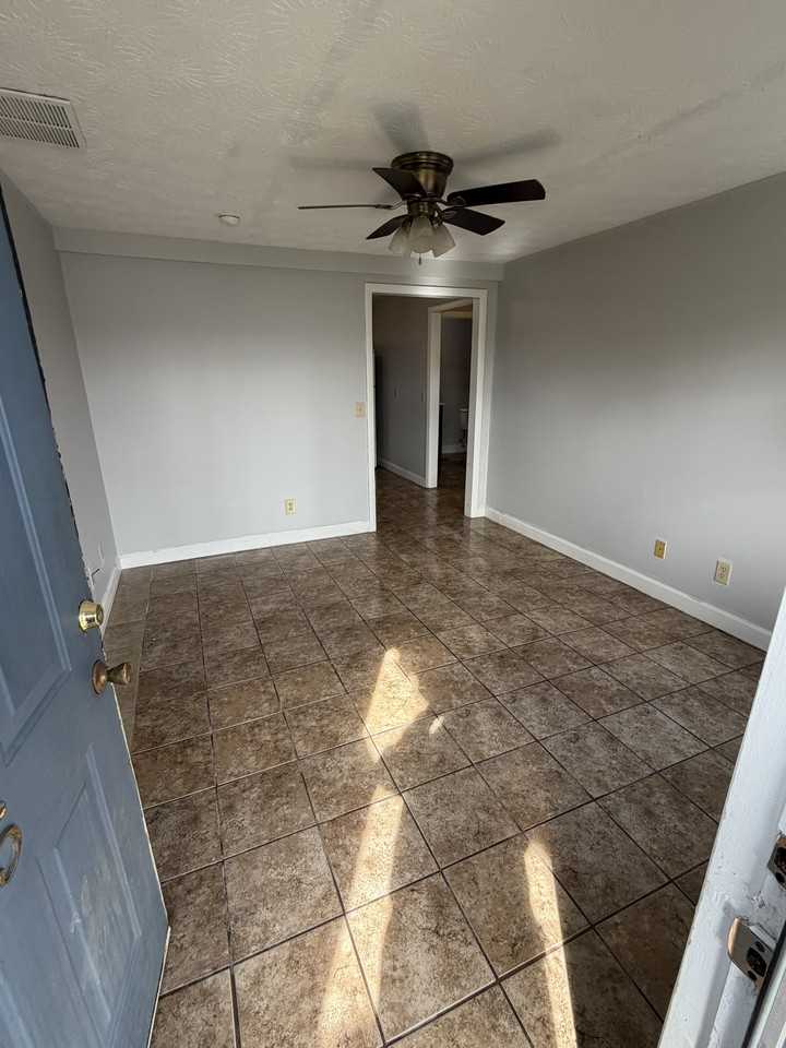 180 Valley Ln #5 - Photo 3 of 6