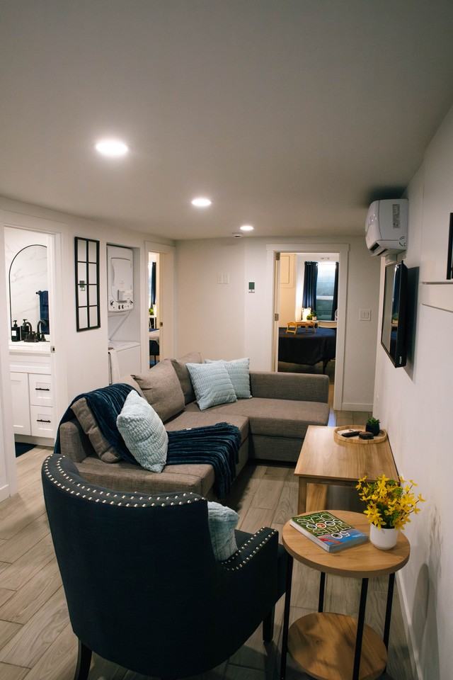 3805 E 11th St #B - Photo 4 of 16